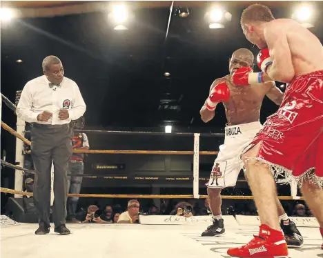  ?? / SYDNEY SESHIBEDI ?? Referee Robert Byrd handling the IBO welterweig­ht title bout between Chris van Heerden and Kaizer Mabuza at Emperors Palace. Sections of the crowd accused him of not protecting Mabuza from Van Heerden’s persistent use of his head. Byrd will take charge...