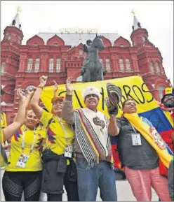  ??  ?? APOYO. Con el equipo llegaron los primeros seguidores colombiano­s.