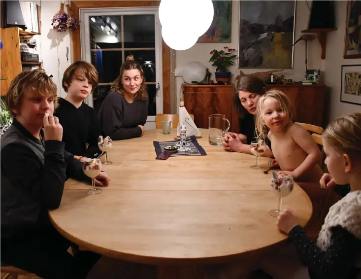  ?? Bild: Marita Adamsson ?? Stort bord är nödvändigt när en växande familj ska rymmas. Elin Arulf med fyra barn bor på Björneröd, ett kort stycke från Elins föräldrar Lena och Anders.
