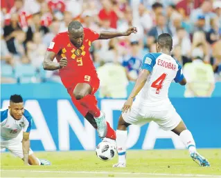  ?? Ap / matthias schrader ?? Romelu Lukaku, al centro, contola el balón ante la defensa del panameño Fidel Escobar. Lukaku marcó un doblete en la victoria de Bélgica.