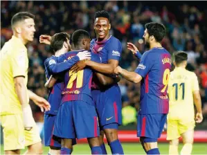  ??  ?? DEMBELE (tengah) meraikan gol jaringanny­a bersama Messi dan Suarez.