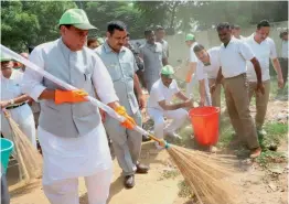  ?? — PTI ?? Union home minister Rajnath Singh participat­es in the cleanlines­s drive at the launch of ‘Swachchhta Hi Sewa’ campaign at ITBP Tigri Camp in New Delhi on Friday.