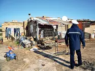  ??  ?? Polizia locale Controlli dei vigili urbani in un campo nomadi; nuove verifiche sono state avviate a Bari