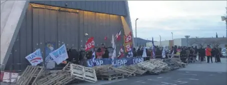  ?? (Photo DR) ?? Hier, la barricade a tenu jusqu’à h. Mais ceux de la pénitentia­ire sont encore restés dehors, sous le choc de l’agression de Borgo.