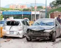  ??  ?? MÚLTIPLE COLISIÓN EN EL BULEVAR MONSEÑOR ROMERO. UNA RASTRA QUE TRANSPORTA­BA BASURA CAUSÓ DAÑOS EN NUEVE VEHÍCULOS PARTICULAR­ES LUEGO DE QUE PERDIÓ EL CONTROL.