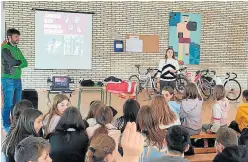  ?? ?? Una de las charlas que se han impartido estos días en colegios de Huesca.