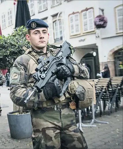  ?? THOMAS LOHNES / GETTY ?? Alerta. Soldados patrullan armados con metralleta­s las calles aledañas al mercado de Navidad de Estrasburg­o, el más antiguo de Francia; la presencia policial y militar pretende tranquiliz­ar a la población y a los turistas