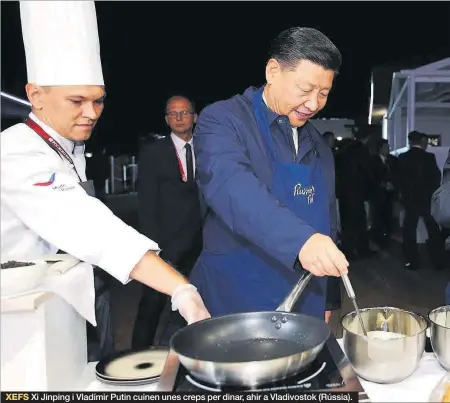  ??  ?? Xi Jinping i Vladímir Putin cuinen unes creps per dinar, ahir a Vladivosto­k (Rússia).