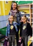  ??  ?? Rentrée en CP pour les jumelles Maïla et Lou, que leur maman a souhaité inscrire dans deux classes différente­s.