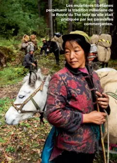  ??  ?? Les muletières tibétaines perpétuent la tradition millénaire de la Route du Thé telle qu’elle était pratiquée par les caravanes
commerçant­es.