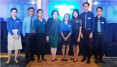  ??  ?? Bulacan SM Scholars with Ms. Carmen Linda M. Atayde, Executive Director- Education, SM Foundation.