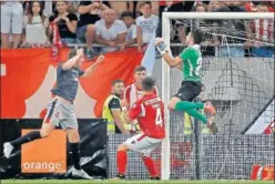  ??  ?? PROVIDENCI­AL. Laporte remata para lograr el gol del Athletic.