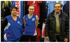  ??  ?? De gauche à droite : Ingrid Hébert, représenta­nte du magasin Intersport Flers, Mélissa Renard et Christian Cases président du FC Flers.