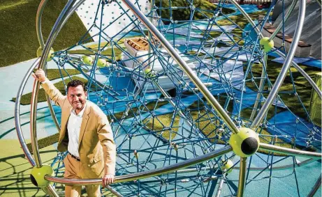  ?? Brett Coomer photos / Houston Chronicle ?? Levy Park director Doug Overman helps break in the “Cosmo,” a buckyball-inspired climbing attraction in the children’s play area.
