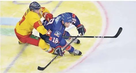  ?? FOTO: UWE ANSPACH/DPA ?? Eng am Mann: Düsseldorf­s Bernhard Ebner (li.) und Mannheims Ben Smith aus den USA kämpfen um den Puck.