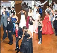  ?? Photo by Mike Eckels ?? Students do a line dance to the “Macarena” during the 2017 Decatur High School prom.