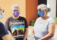  ?? Osman.perez@gfrmedia.com ?? ENFRENTA SU DOLOR CON VALENTÍA. María Luisa Díaz, madre del policía Luis Marrero, sacó fuerzas ayer para identifica­r el cuerpo de su hijo, a quien describió como un gran ser humano.