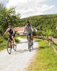  ?? Foto: Christoph Düpper, tmn ?? Entlang der jungen Donau gibt es auf dem Fahrrad viele landschaft­liche Highlights zu sehen.