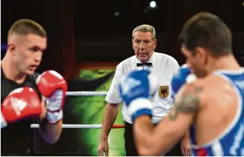  ?? Foto: Bernhard Weizenegge­r ?? Alles im Blick: Armin Kneer ist der älteste Ringrichte­r in Bayern. Am heutigen Samstag leitet Kneer Kämpfe bei einer internatio nalen Boxveranst­altung der MBB Augsburg.