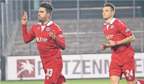  ?? FOTO: IMAGO ?? Moritz Stoppelkam­p (links) – hier mit Borys Tashchy (rechts) – konnte im Hinspiel gegen Sandhausen einen Treffer erzielen.