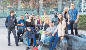  ?? FOTO: PRIVAT ?? Höhepunkt für die Gastschüle­r aus Tschechien ist der Besuch im Mercedes-Benz Museum in Stuttgart. Außerdem steht gemeinsame­s Kochen und ein erlebnispä­dagogische­r Tag auf dem Programm.