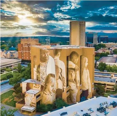  ?? VISITGREEN­VILLESC ?? A mural on the side of an eight-story building in Greenville, S.C., honors education pioneer Pearlie Harris.