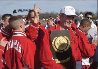  ?? (Democrat-Gazette file photo) ?? Members of the University of Arkansas men’s cross country team gather around Coach John McDonnell on Nov. 23, 1998, in Lawrence, Kan., to celebrate an NCAA championsh­ip win.