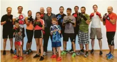  ??  ?? Groß oder klein, jung oder alt: Die Trainingsg­ruppe der Boxer beim SV Auerbach ist bunt gemischt.