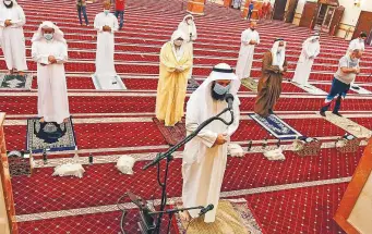  ?? AFP ?? ■ Worshipper­s maintain social distance as they perform the noon prayers at a mosque in Kuwait City yesterday for the first time since a lockdown was instated three months ago.