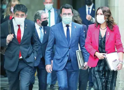  ?? EFE ?? Pere Aragonès, Jordi Puigneró y Laura Vilagrà al frente de la reunión del Ejecutivo