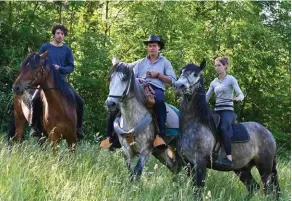  ??  ?? Spécialist­es. Alice et Antoine Castillon ont formé Gaspard Koenig et fourni sa monture.