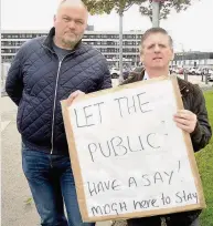  ?? 120716monk­lands_06 ?? Concerns Councillor Alan Beveridge and campaigner Gerry Somers