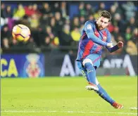  ?? HEINO KALIS / REUTERS ?? Barcelona's Lionel Messi fires in his freekick equalizer to earn a 1-1 La Liga draw at Villarreal on Sunday.