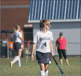  ?? STAFF PHOTO BY JOHN NISWANDER ?? La Plata’s Katelyn Gordon looks upfield during the first half of Monday’s 2-1 win over visiting Thomas Stone on Monday.