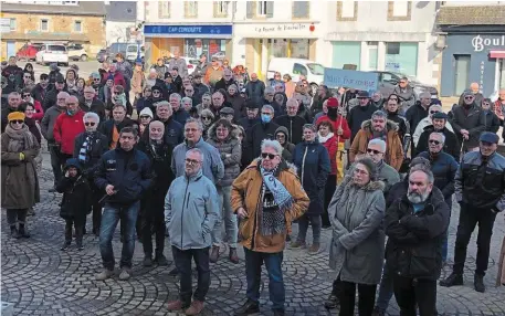  ?? | PHOTO : OUEST-FRANCE ?? Environ 300 personnes se sont retrouvées devant la mairie de Clohars-Carnoët, samedi après-midi, pour dire non au projet du centre d’interpréta­tion « Gauguin, l’atelier du Pouldu ».