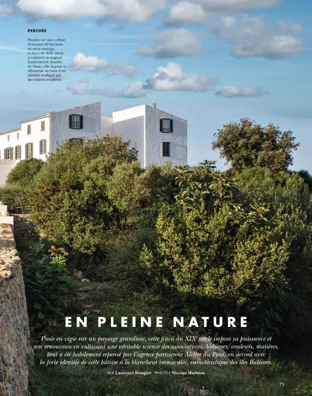  ??  ?? Plantée sur une colline dominant 60 hectares de terre sauvage, la finca du XIXE siècle a conservé sa majesté. Entièremen­t chaulée de blanc, elle impose sa silhouette au bout d’un chemin souligné par des murets en pierre. PERCHÉE