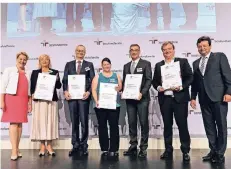  ?? FOTO: ALEXIANER ?? Das Zertifikat zum audit berufundfa­milie nahm Michael Wilke (3. v. r.) in Berlin von Bundesfami­lienminist­erin Franziska Giffey (l.) entgegen.