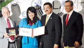  ??  ?? Ana Delia Velázquez Hernández obtuvo el primer lugar en el Premio Manuel A. Pérez por su trabajo en la escuela vocacional hípica.