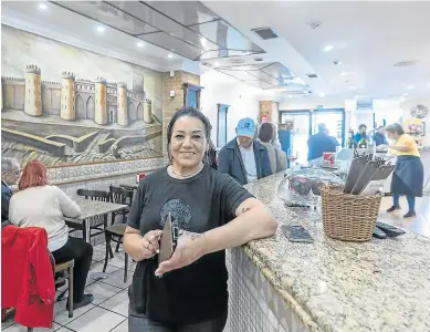  ?? GUILLERMO MESTRE ?? Verónica Castro, en la cafetería Palacio, justo enfrente de la Aljafería con un mural del edificio.