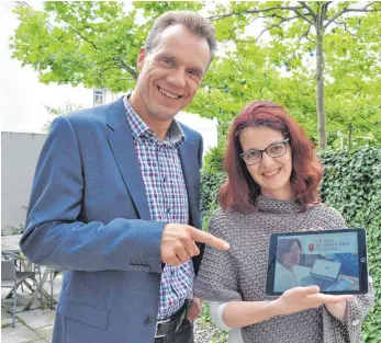  ?? FOTO: BARBARA BAUR ?? Joachim Butz vom Verein Bürgerstif­tung Seniorenhi­lfe Altshausen und Annabel Munding von der Volkshochs­chule Oberschwab­en organisier­en das Medienment­oren-Programm mit dem Landesmedi­enzentrum.