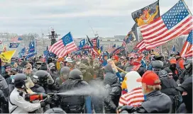  ??  ?? Trump-Fans gingen mit Tränengasp­istolen auf die Polizei los