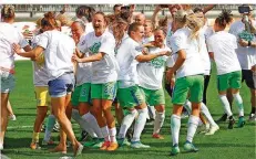  ?? FOTO: SIELSKI/BONGARTS/GETTY IMAGES ?? Die Frauen des VfL Wolfsburg feiern nach dem Heimsieg gegen Essen ausgelasse­n den Gewinn der Meistersch­aft.