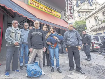  ?? FERNANDO MASSOBRIO ?? Los empleados de La Robla, tras el desalojo