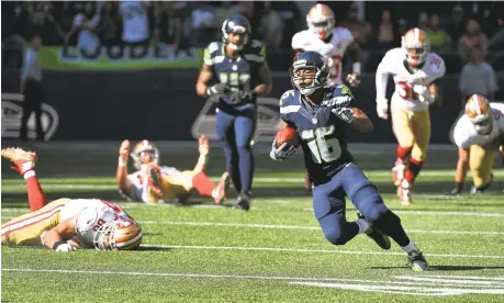  ?? STEVE DYKES/GETTY IMAGES ?? Tyler Lockett leaves 49ers in his wake during a 62-yard punt return that took the Seahawks deep into 49ers territory early in the third quarter.