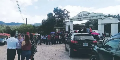  ??  ?? EDUCACIÓN. Los estudiante­s llegaron ayer al Curoc esperando una reconsider­ación de la “alma mater”.