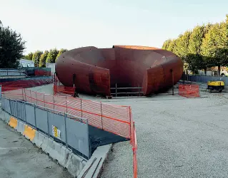  ??  ?? L’opera La bocca di Anish Kapoor dopo sette anni di attesa è all’ingresso della stazione di Monte Sant’Angelo