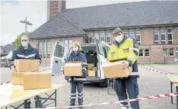  ?? BILD: Johanniter ?? Johanniter verteilen Versorgung­spakete an Bedürftige in der Corona-Pandemie: Ernst Kroeck, Lotte Kayser und Jörg Bohlken (von links) am Bahnhof