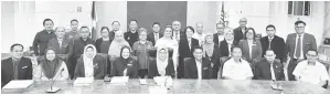  ?? ?? UNTUK ALBUM: Fatimah (duduk lima kanan) merakam kenangan bersama ahli Majlis Pembanguna­n Sosial Sarawak yang lain selepas mesyuarat pertama MPS bagi tahun 2024 di Wisma Bapa Malaysia semalam.