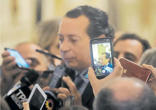  ?? ALFREDO MARTINEZ ?? Fotos de la prensa. Dante Sica, ministro de Producción y Trabajo, habla con periodista­s, en la Casa Rosada.