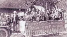  ??  ?? Tanzen, Küssen, Fröhlichke­it lautet ein Motto der Wagenfasne­t 1952.